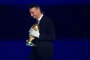 FIFA Apologises After World Cup-Winning Coach Lionel Scaloni Forced to Wear Gloves