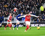 Gyökeres Penalty Seals Arsenal's Gritty 1-0 Win at Everton to Reclaim Premier League Summit