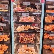 Lidl Shoppers Stunned as Robin 'Shoplifts' in Bakery Aisle