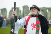 Thousands Celebrate Winter Solstice Sunrise at Stonehenge