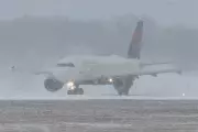 Thousands of Flights Axed as Snowstorm Paralyzes US Northeast Airports