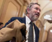 Trump's 'Lowlife' Taunt Fuels Massie's 2026 Primary Fundraising Surge