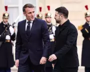 Ukraine War Diplomacy Enters 'Pivotal Week' as Zelenskyy Meets Macron and Trump Envoy Heads to Putin