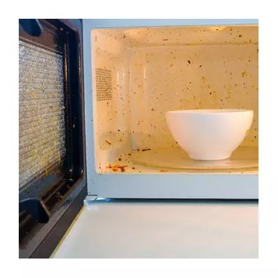 Clean Your Microwave Naturally with a Lemon: A Post-Christmas Hack