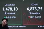 Asian Shares Fall as Trump's Greenland Tariff Threat Rattles Global Markets