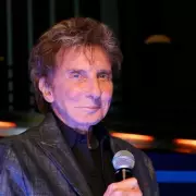 Barry Manilow Gives Health Update After Lung Cancer Surgery at 82