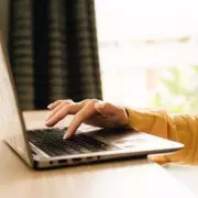 British Woman's 'Poor Cow' Comment Sparks US Reddit Warning in Cultural Clash