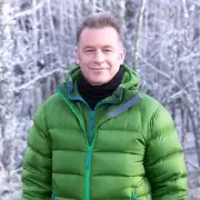 Chris Packham Urges UK Bird Lovers to Rethink Garden Feeding