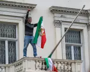 Iranian Protester Removes Flag from London Embassy in Anti-Regime Demonstration