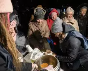 Kyiv Volunteers Serve Hot Meals Amid Russian Energy Attacks as Peace Talks Resume