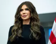 Noem Backtracks on ICE Pepper Spray Denial as Tensions Flare in Minneapolis