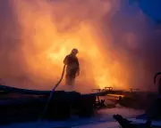 Russian Strikes Kill One, Injure Dozens in Ukraine as Peace Talks Resume