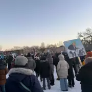 Thousands Gather in Minneapolis for Vigil After ICE Shooting of Nurse Alex Pretti