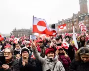 Trump's Greenland Tariff Threat Sparks EU Crisis Talks and Unity Pledge