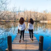 Twin Sisters Reveal Sun-Triggered Appearance Difference That Only Emerges in Summer