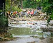 Victoria's Dual Crisis: Floods Displace 400 as 10 Major Fires Still Burn