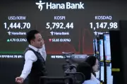 Asian Markets Mixed After Wall Street AI Sell-Off, Trump Tariffs Spark Uncertainty