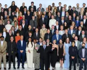 Del Toro and Anderson's Oscar Lunch Pose Recreates Iconic Shining Photo
