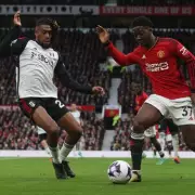 Fulham's Iwobi Jokingly Shows Bandaged Fingers After Mainoo Clash in Man Utd Victory