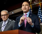 Jeffries Vows Democrats Will Block Trump's Attempt to Nationalize Midterms