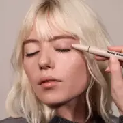 Jones Road Eyeshadow Stick Earns Praise from Over-70s for Crease-Free Performance