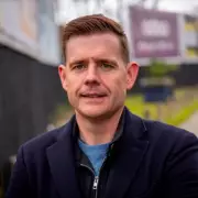 Reform Candidate Criticised for Elite Ties Despite Anti-Establishment Rhetoric