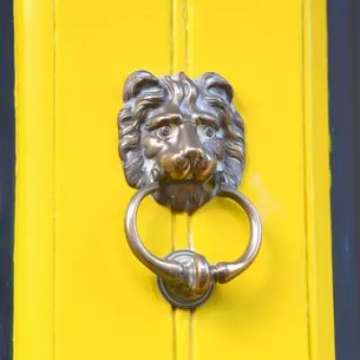 British Family's Front Door Found in US Salvage Shop After 4,500-Mile Journey