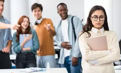 Worker Discovers Colleagues Mocking Her in Team Chat, Exposing Modern Workplace Anxiety