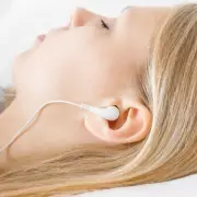 Audiologist Warns of Hidden Dangers in Sleeping with Earphones