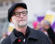 Billy Bragg Urges Massive Turnout for London March Against Far-Right Politics