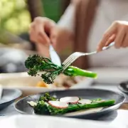 Expert Reveals Ideal Dinner Time for Better Sleep as Clocks Change