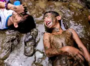 Filipino Photographer Captures Daughter's Joyful Muddy Moment on Phone