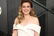 Kelly Clarkson Accuses American Idol of Misleading Prize Promises