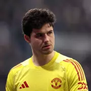 Man United's Lammens Reveals Pre-Match Glove Ritual Learned from Liverpool's Mignolet
