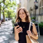 Nearly Half of Brits Admit to Peeping at Strangers' Phones in Public