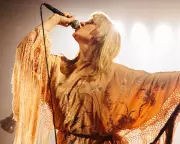 Self Esteem Shines in Teeth 'n' Smiles Revival, But Play Lacks Depth