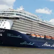 Thousands of Tourists Stranded on UAE Cruise Ships Amid Regional Explosions