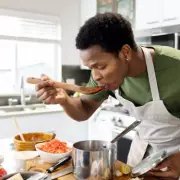 Tim Spector Champions Olive Oil as Key Superfood for Heart and Cancer Prevention