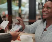 UK Banks Maintain £100 Contactless Limit Despite Regulatory Change