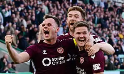 Hearts Keep Title Dream Alive with Dramatic Late Derby Win Over Hibs