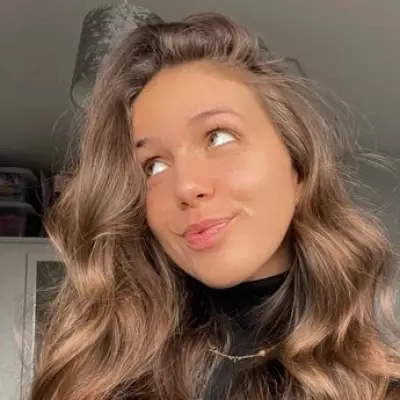 Woman, 22, Diagnosed with Ovarian Cancer After Doctors Dismissed Lump as IBS