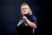 Beau Greaves becomes first woman to win PDC ranking title
