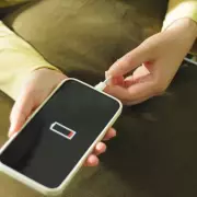 Flight Attendant's Genius Hack to Charge Phone Without a Charger in Any Hotel Room