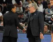 Geno Auriemma Issues Apology to Dawn Staley After Final Four Controversy