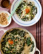 Green Chilli Eggs with Coriander and Coconut: Quick One-Pan Dinner