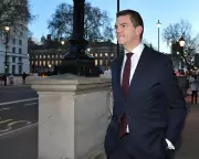 Keir Starmer Sacks Top Diplomat Over Mandelson Security Clearance Controversy