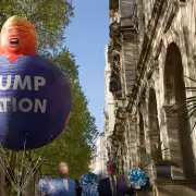 Lib Dems mock Farage and Badenoch with Trump balloon over 'Trumpflation'