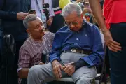 Malaysia's Former PM Mahathir Mohamad Reveals Ongoing Leg Control Issues Post-Fall