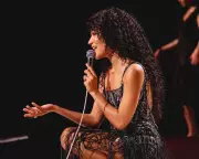 Olivia Dean Review: Soul-Pop Star Shines on First Arena Tour
