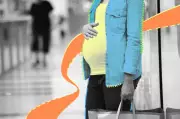 Pregnant Woman's Shoelace Tied by Kind Stranger: A Heartwarming Story